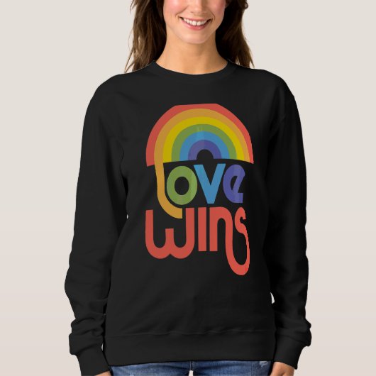 Liefde wint regenboogverf typografisch trui (Voorkant)