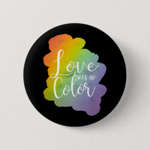 Liefde ziet geen kleuren citaat regenboog zwart ronde button 5,7 cm