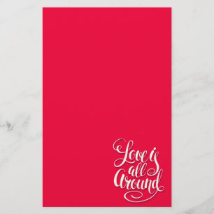 Liefde zit allemaal rond het script dat roze laat briefpapier