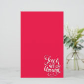Liefde zit allemaal rond het script dat roze laat  briefpapier (Staand voorkant)