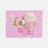 Liefde zit in de Air Pug Valentijnsdag Fleece Deken (Voorkant (Horizontaal))