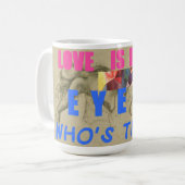 Liefde zit in de Eye Humor Mok (Voorkant links)