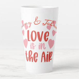 Liefde zit in de lucht met een hart dat voor een p latte mok