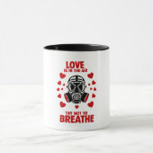 Liefde zit in de lucht, probeer niet te ademen mok (Midden)