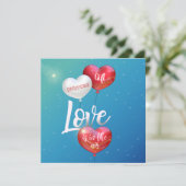 Liefde zit in de luchtballonnen met een cadeaubon. feestdagenkaart (Staand voorkant)