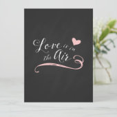 Liefde zit in het Air Chalkboard Wedding Kaart (Staand voorkant)