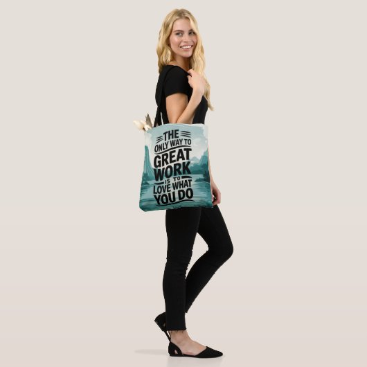 Liefde zit in het werk tote bag (Op model)