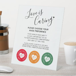 Liefde zorgt voor maskerafstand in huwelijksonderw reclamebord met voetstuk