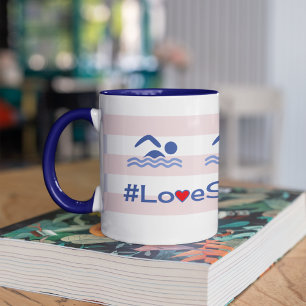 Liefde zwemhashtag citeert roze strepen tweekleurige koffiemok