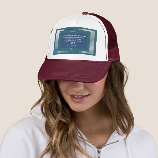 Liefdesboodschap - Johannes 3-16 - Maroon en Wit Trucker Pet (In situ)