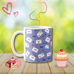 Liefdesbrieven, hartjes, pijlen en xoxo koffiemok