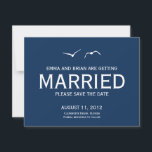 Liefdesduiven Save The Date-aankondiging - Navy Save The Date<br><div class="desc">Een moderne illustratie van twee liefdesduiven die vliegen over de oceaangolven creëert een prachtige huwelijksuitnodiging om uw romantische zeekantviering aan te vullen. Meer kleuren beschikbaar. Aangepaste kleuren op aanvraag beschikbaar.com</div>