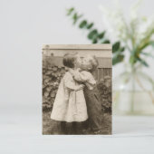 liefdesfoto van kinderen die zoenen in een tuin (Staand voorkant)