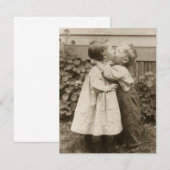 liefdesfoto van kinderen die zoenen in een tuin (Voorkant / Achterkant)