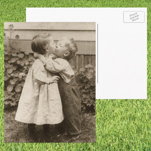  liefdesfoto van kinderen die zoenen in een tuin briefkaart