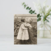  liefdesfoto van kinderen die zoenen in een tuin briefkaart (Staand voorkant)