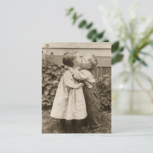 liefdesfoto van kinderen die zoenen in een tuin briefkaart (Staand voorkant)