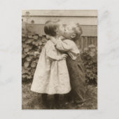  liefdesfoto van kinderen die zoenen in een tuin briefkaart (Voorkant)