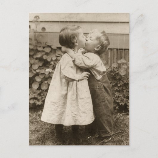  liefdesfoto van kinderen die zoenen in een tuin briefkaart (Voorkant)
