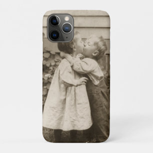 liefdesfoto van kinderen die zoenen in een tuin Case-Mate iPhone case