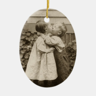 liefdesfoto van kinderen die zoenen in een tuin keramisch ornament