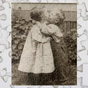 liefdesfoto van kinderen die zoenen in een tuin legpuzzel