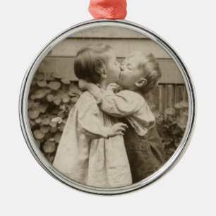 liefdesfoto van kinderen die zoenen in een tuin metalen ornament
