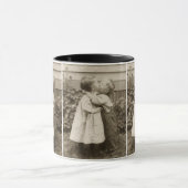  liefdesfoto van kinderen die zoenen in een tuin mok (Midden)