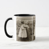  liefdesfoto van kinderen die zoenen in een tuin mok (Links)