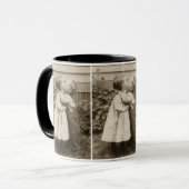  liefdesfoto van kinderen die zoenen in een tuin mok (Voorkant links)