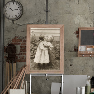  liefdesfoto van kinderen die zoenen in een tuin poster