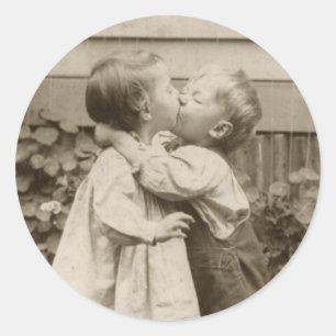 liefdesfoto van kinderen die zoenen in een tuin ronde sticker