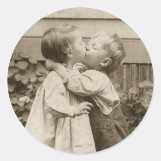  liefdesfoto van kinderen die zoenen in een tuin ronde sticker (Voorkant)