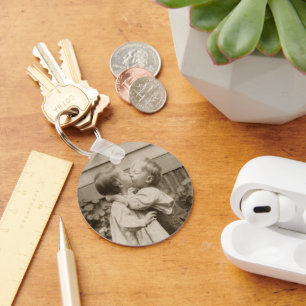 liefdesfoto van kinderen die zoenen in een tuin sleutelhanger