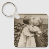  liefdesfoto van kinderen die zoenen in een tuin sleutelhanger (Voorkant)