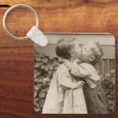  liefdesfoto van kinderen die zoenen in een tuin sleutelhanger (Voorkant)
