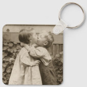  liefdesfoto van kinderen die zoenen in een tuin sleutelhanger (Achterkant)
