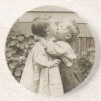 liefdesfoto van kinderen die zoenen in een tuin