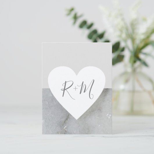 liefdeshart met initialen trouwbruid grijs aankondigingskaart (Staand voorkant)