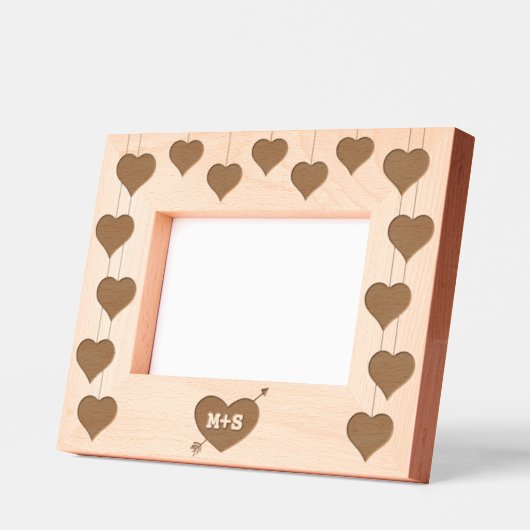 Liefdeshart met pijl en romantische initialen van  gegraveerde lijstjes (Links)