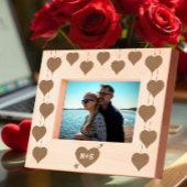 Liefdeshart met pijl en romantische initialen van  gegraveerde lijstjes