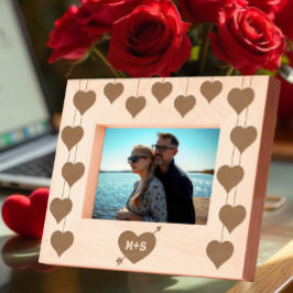 Liefdeshart met pijl en romantische initialen van  gegraveerde lijstjes