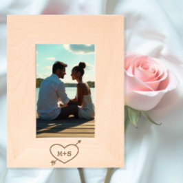 Liefdeshart met pijl en romantische koppel initial gegraveerde lijstjes