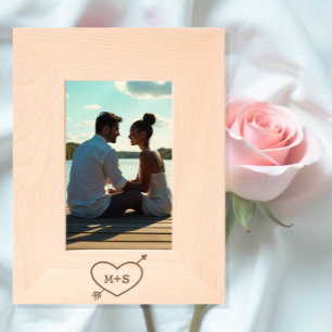 Liefdeshart met pijl en romantische koppel initial gegraveerde lijstjes