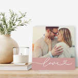 Liefdeshart Script Stof Roze Foto Fotoplaat<br><div class="desc">Een romantisch stoffig roze bord met "Liefde" in delicate witte kalligrafie en een hartvormige krul, geplaatst over een enkele aangepaste foto. De zachte roze kleur strook voegt een vrouwelijk, romantisch accent toe onder de afbeelding. De foto is volledig aanpasbaar — een prachtige aandenken voor koppels, een jubileumcadeau of een Valentijnsdag...</div>