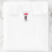 Liefdeskoppel met rode paraplu romantisch koppel ronde sticker (Tas)