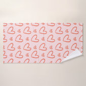 Liefdespatroon: rode harten in roze achtergrond badhanddoek (Badhanddoek)