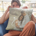 Liefdesscript modern 2 foto hart gepersonaliseerd kussen<br><div class="desc">Elegante twee foto's houden van script aangepaste gooi kussen. Kan een stijlvol aandenken cadeau maken voor een verloofd of bruiloft paar of een familie jubileum. Personaliseer het met jouw tekst!</div>