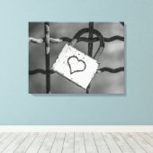 Liefdesslot in zwart-wit canvas print (Insitu (Houten vloer))