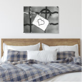 Liefdesslot in zwart-wit canvas print (Insitu (Slaapkamer))